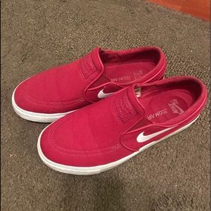 Maroon Nike air zoom shows